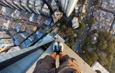 People-With-No-Fear-of-Heights-2-400-feet-above-Mumbai-India.jpg