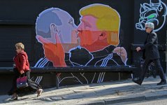 trump-putin-kiss.jpg